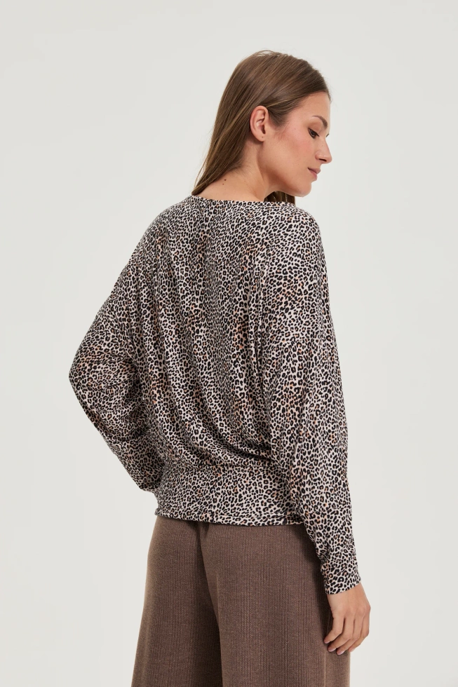 Sweter w panterkę beżowy