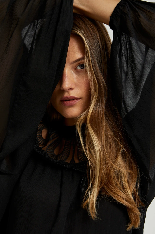 Koszula z ozdobnym dekoltem czarna