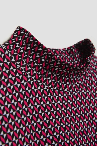 Wzorzysta bluzka z półgolfem fuksjowa