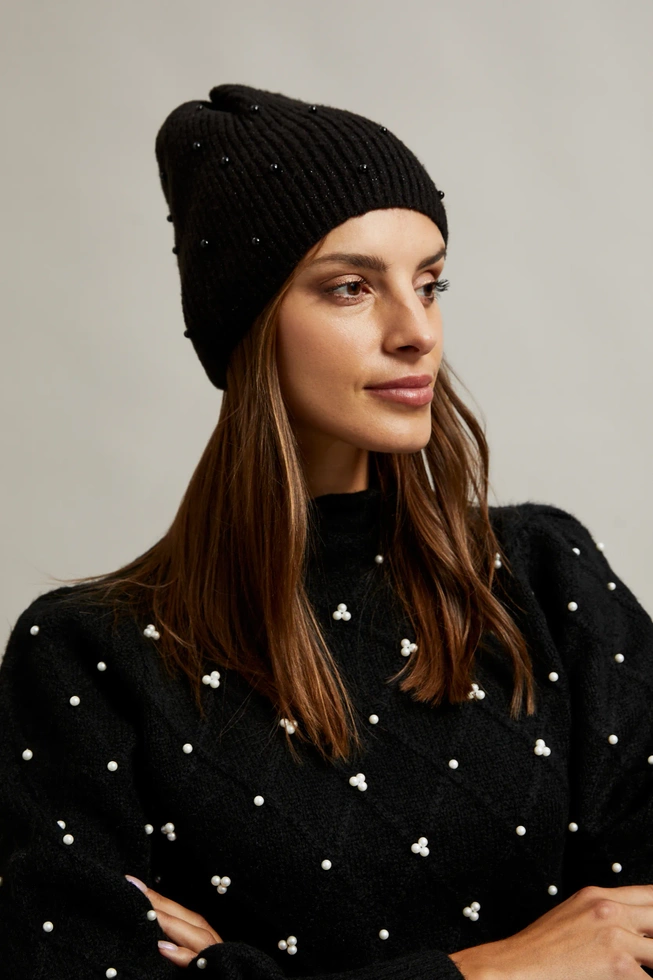 Prążkowana czapka z perełkami czarna