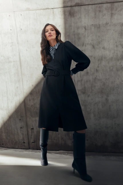 Sukienka z rozkloszowanym dołem i bufiastymi rękawami czarna