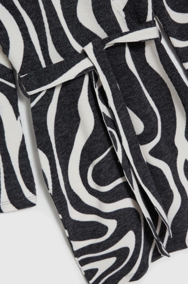 Dzianinowa sukienka z paskiem szara