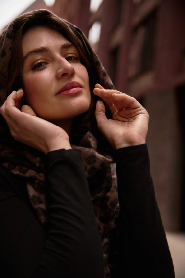 Szal w panterkę brązowy