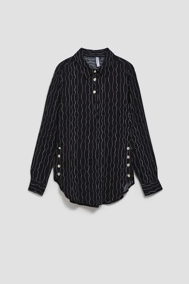 Koszula z ozdobnymi guzikami i delikatnym wzorem czarna
