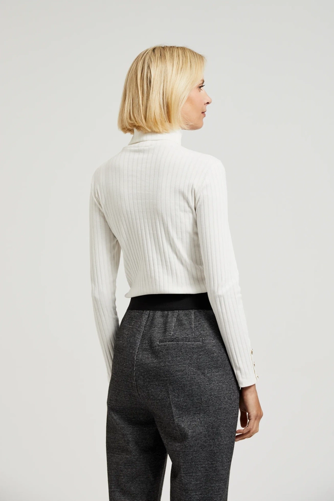 Prążkowany golf z ozdobymi guzikami na rękawach biały