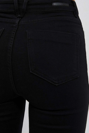 Dopasowane jeansy z postrzępioną nogawką