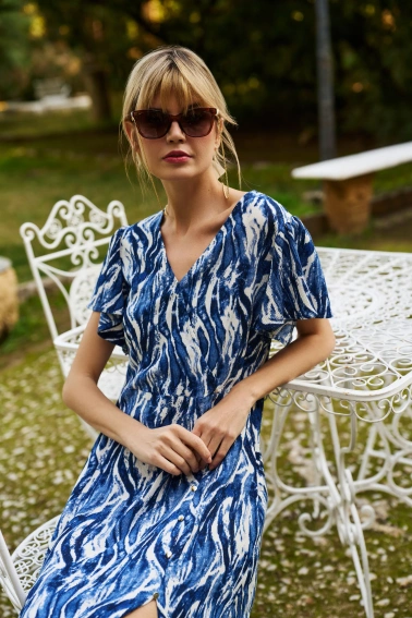 Sukienka midi z krótkimi rękawami niebieska