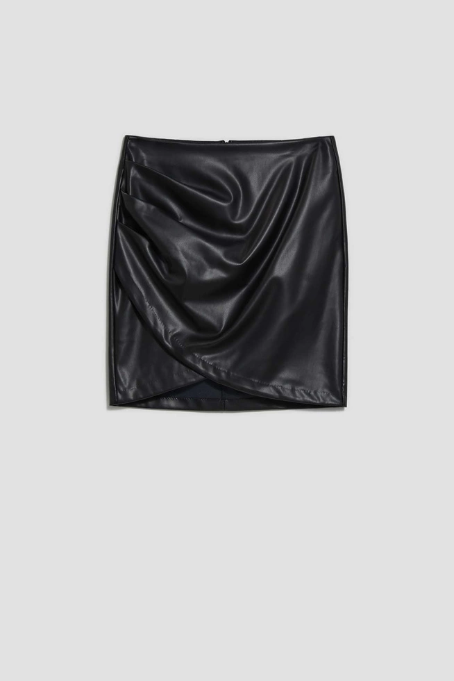 Spódnica z imitacji skóry z marszczeniem czarna