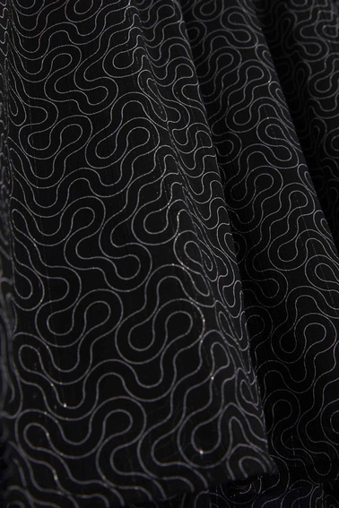 Rozkloszowana sukienka z printem czarna