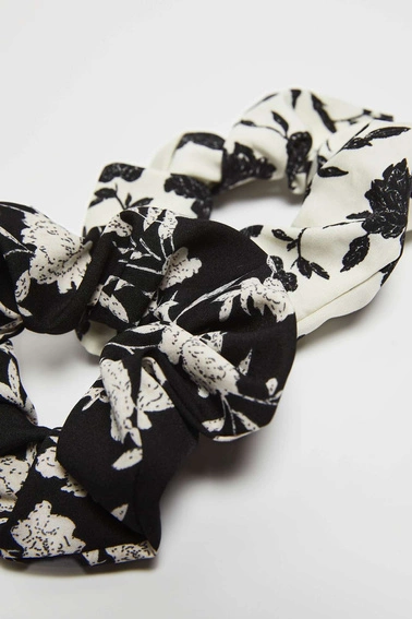 Zestaw dwóch gumek do włosów ze wzorem kwiatów czarny