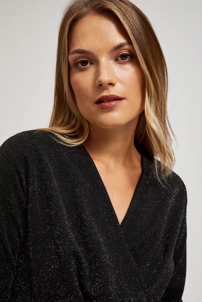 Sukienka ozdobiona metaliczną nitką