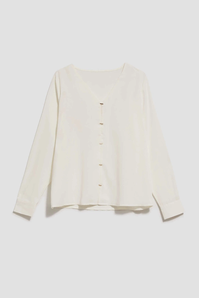 Koszula z dekoltem w serek i delikatnymi guzikami perłowa