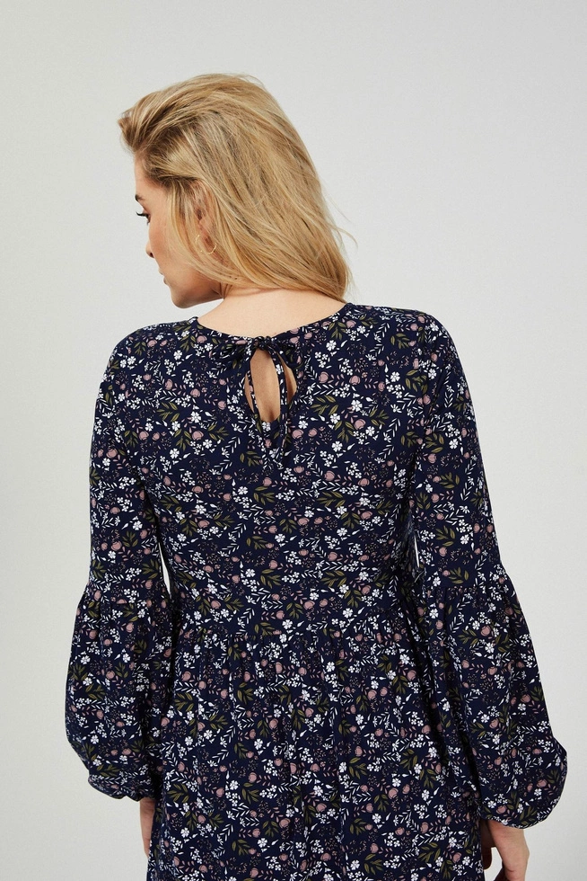 Rozkloszowana sukienka z nadrukiem granatowa