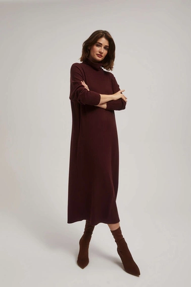 Prążkowana sukienka z golfem