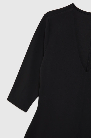 Gładka sukienka z dekoltem w serek czarna