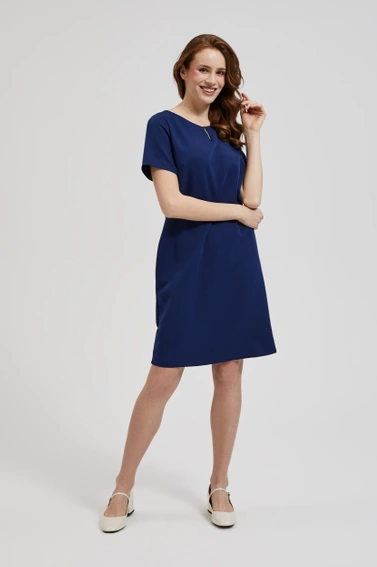 Prosta sukienka o długości przed kolano granatowa