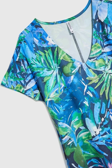 Sukienka w tropikalny wzór niebieska