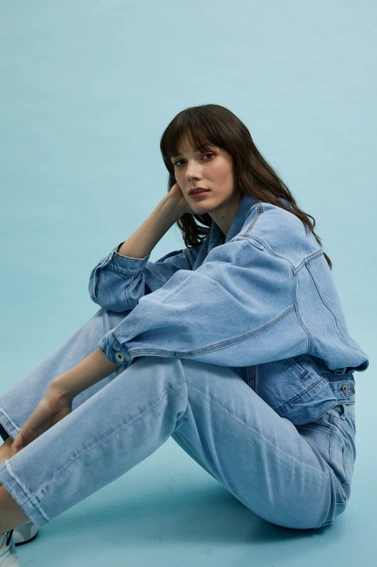 Krótka jeansowa kurtka niebieska