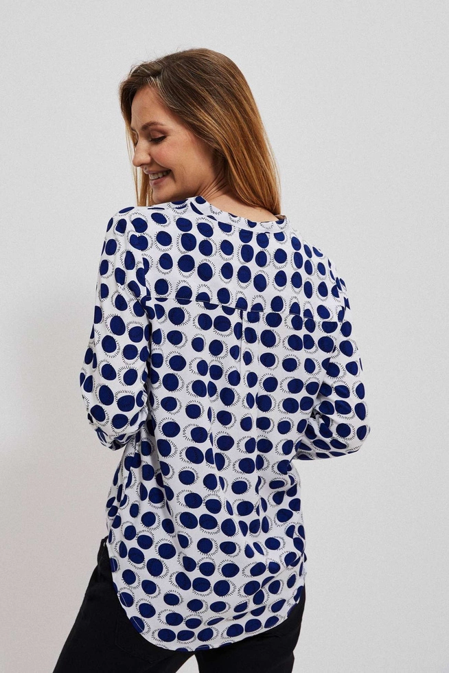 Ozdobna koszula w niebieskie kropki z zamkiem na dekolcie biała