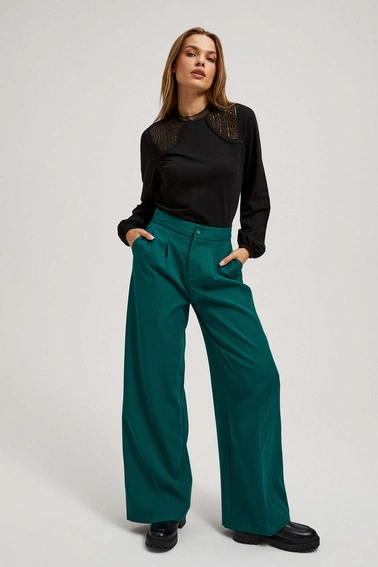 Bluzka ozdobną koronką