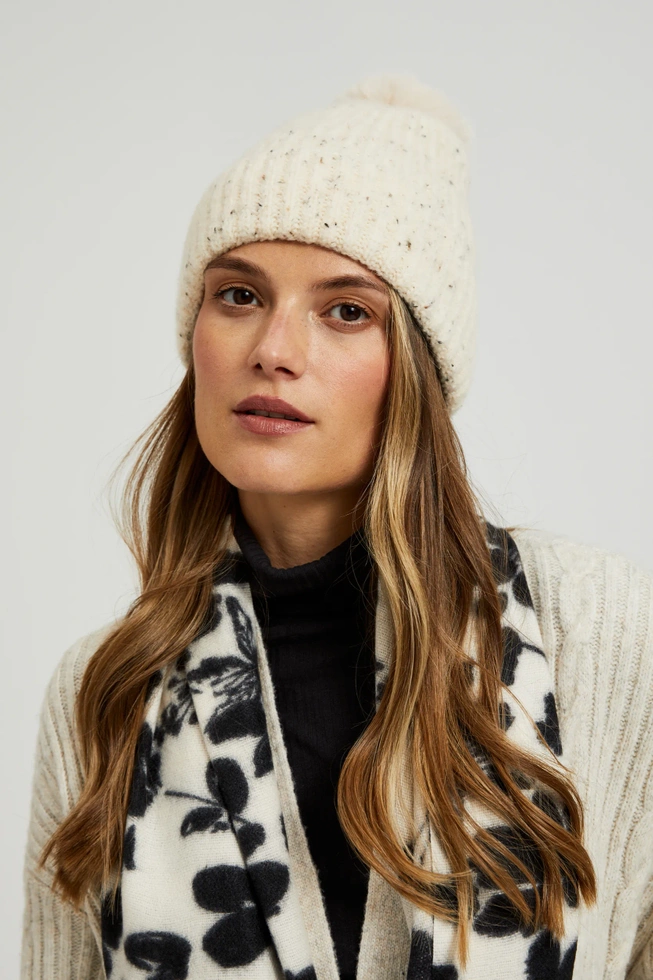 Ciepła czapka z pomponem beżowa