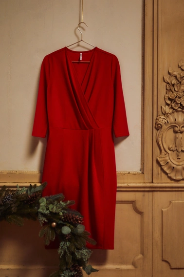 Sukienka midi z marszczeniem czerwona