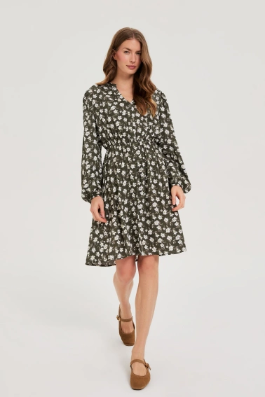 Rozkloszowana sukienka w kwiaty oliwkowa 