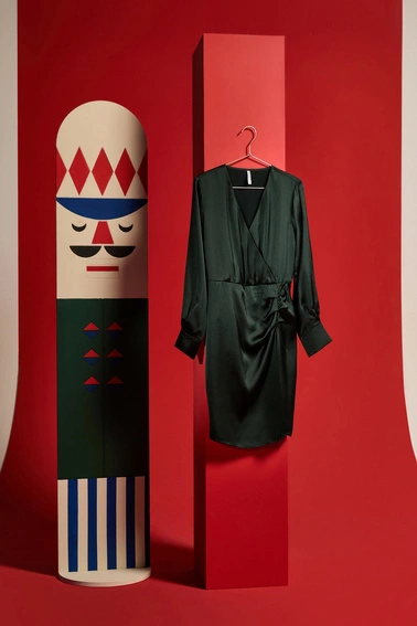 Sukienka z marszczeniem na biodrach zielona