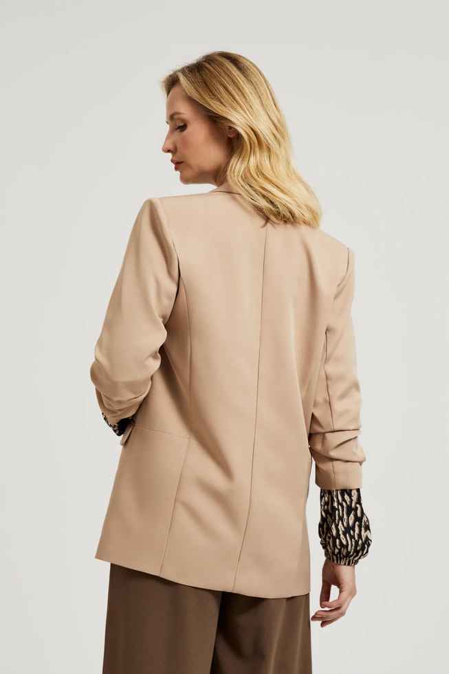 Gładka beżowa marynarka z marszczonymi rękawami 3/4