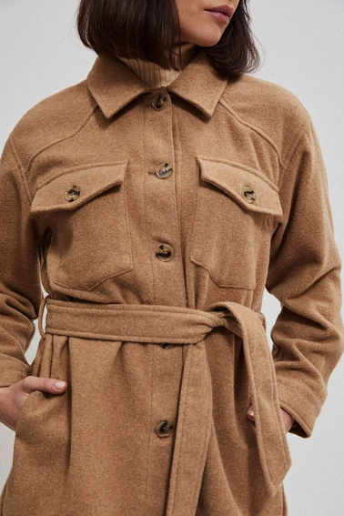 Koszulowa kurtka z paskiem