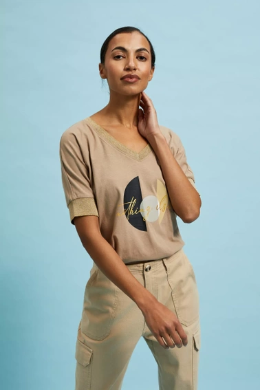 Bluzka z dekoltem w serek i napisem beżowa