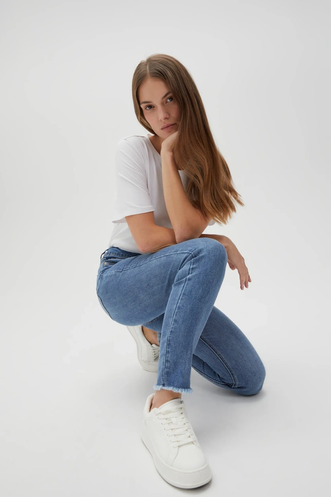 Spodnie rurki z postrzępionymi nogawkami niebieskie