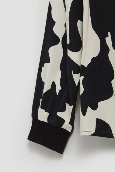 Wzorzysta koszula z dekoltem w serek czarna