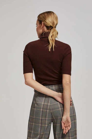 Prążkowana bluzka z golfem brązowa