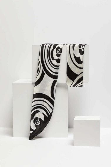 Wzorzysta apaszka czarna