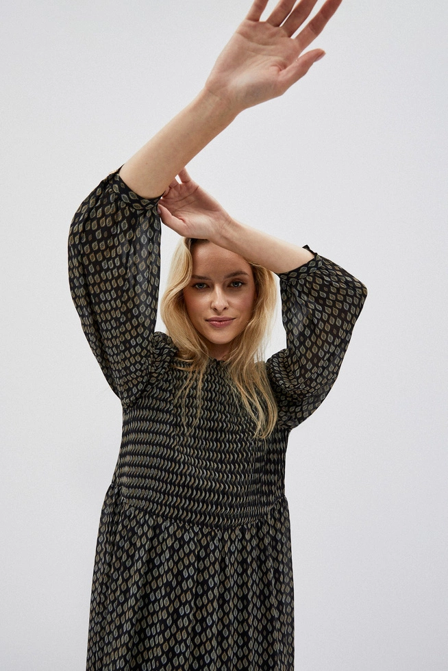 Sukienka midi z printem i falbaną czarna