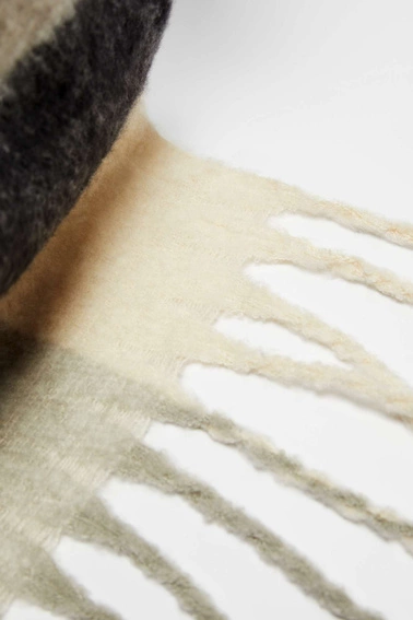 Szal w dużą kratę z frędzlami czarny