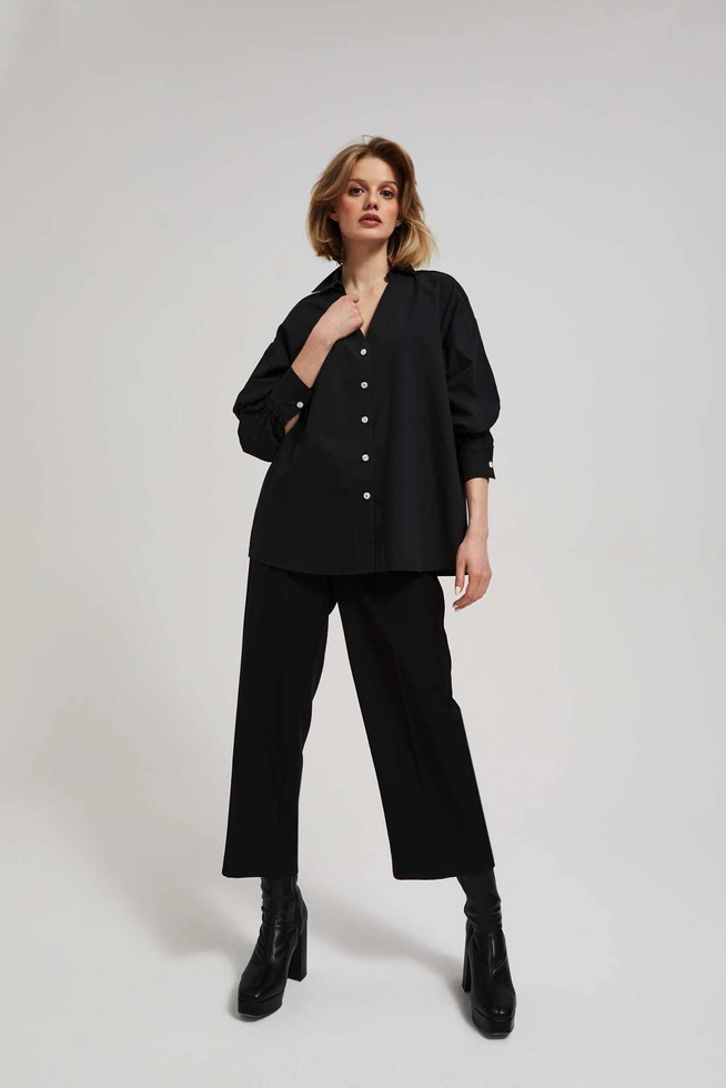 Koszula z ozdobnymi guzikami i bufiastymi rękawami czarna