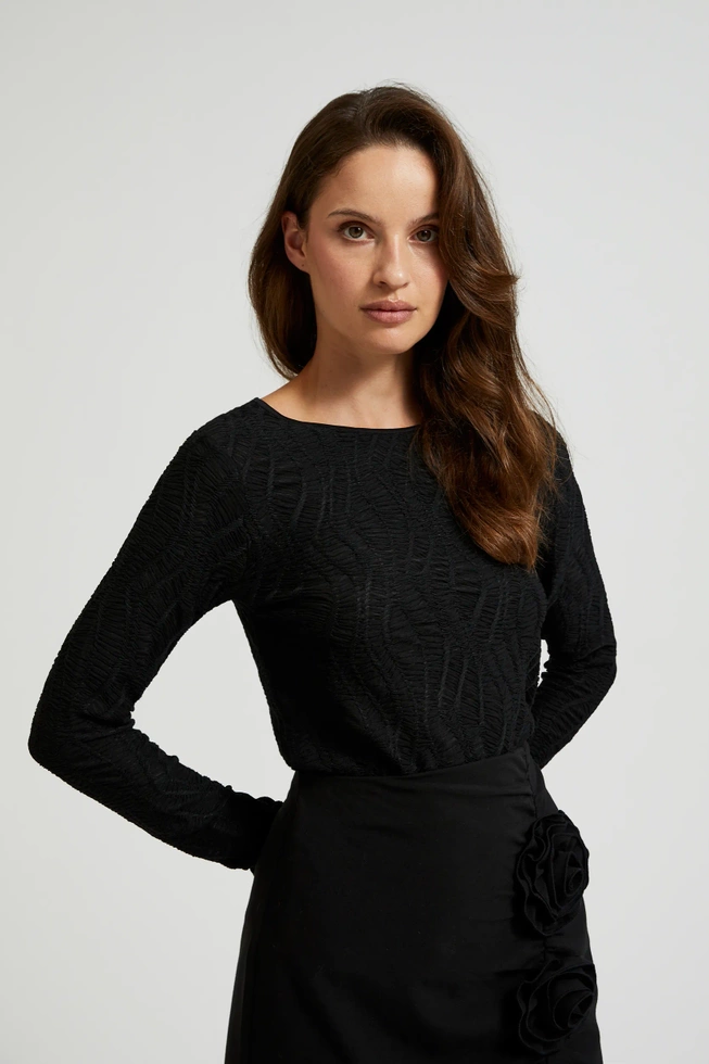 Dopasowana bluzka z dekoltem w łódkę czarna