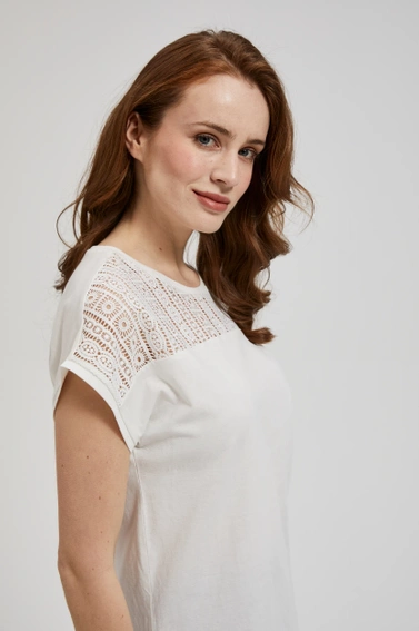 Bluzka z koronką na dekolcie biała