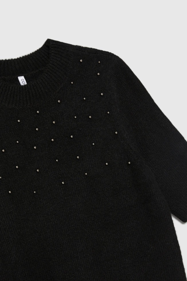 Sweter ozdobiony koralikami czarny