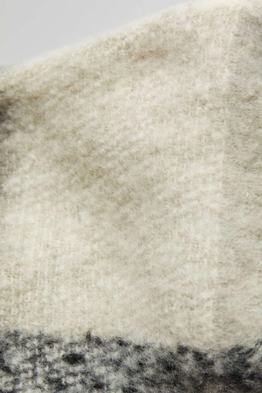 Szal w dużą kratę z frędzlami czarny