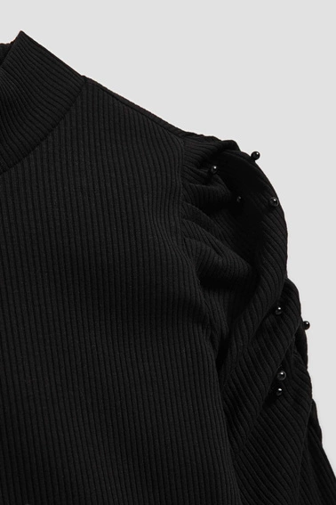 Prążkowana bluzka z bufiastymi rękawami i półgolfem czarna