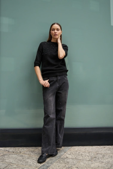 Sweter ozdobiony koralikami czarny