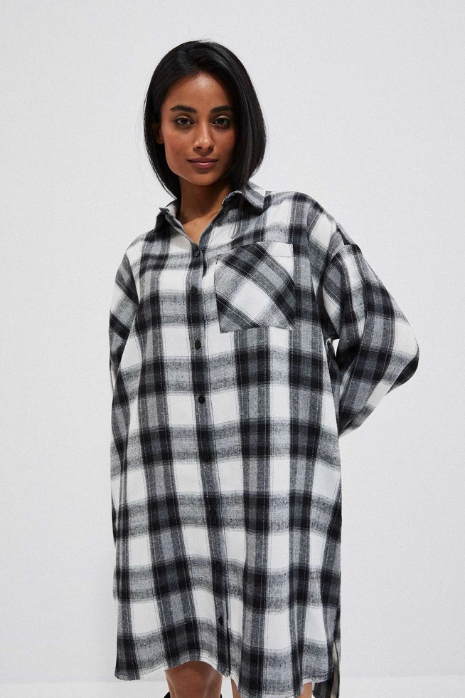 Koszulowa sukienka w kratę czarna