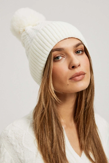 Czapka z pomponem perłowa