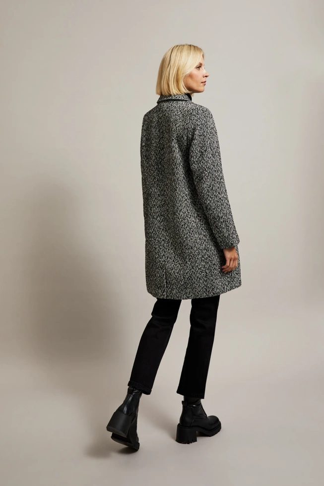 Płaszcz w delikatną jodełkę czarny