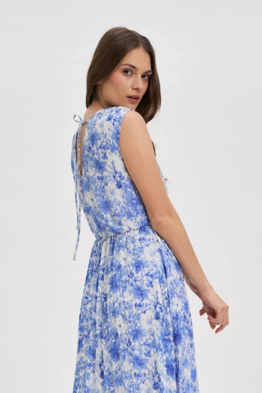 Sukienka w kwiaty błękitna