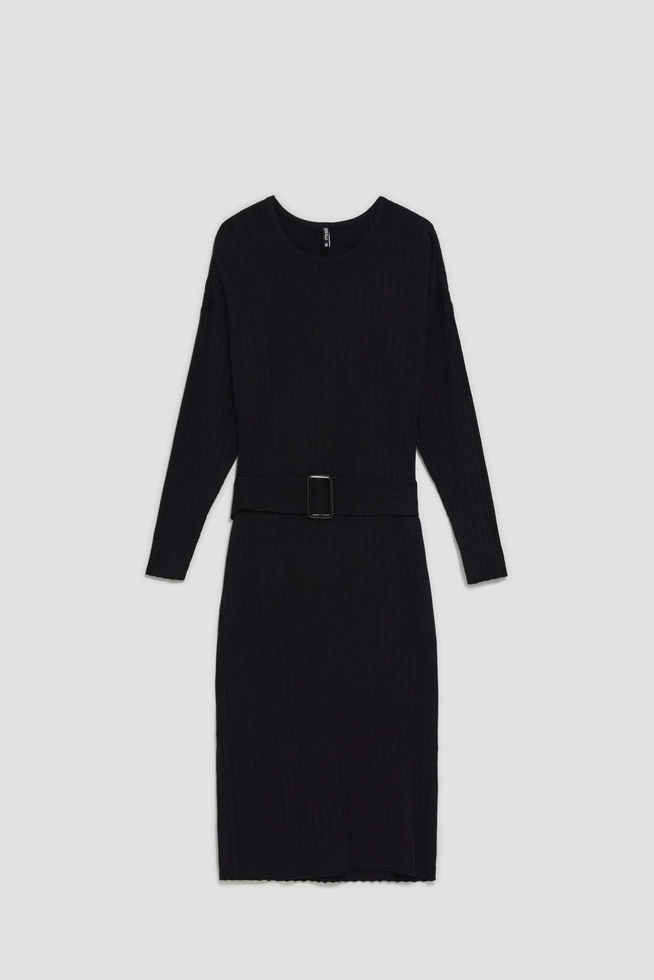 Prążkowana sukienka z paskiem czarna