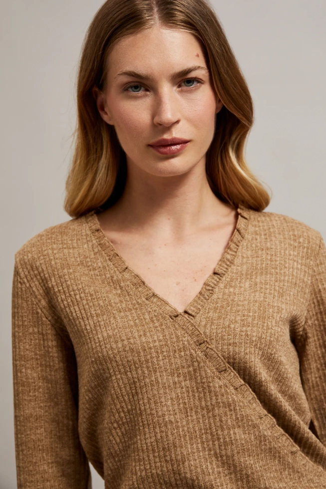 Prążkowana bluzka z dekoltem w serek beżowa